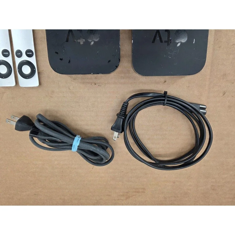 Apple TV (2nd Generation) Media Streaming Player A1378 w/ Power Cord Remote 2of